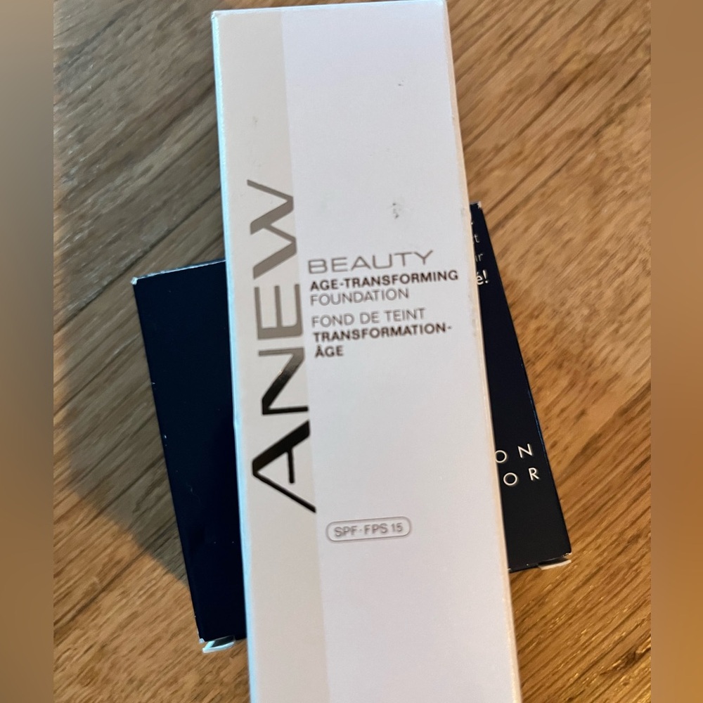 ANEW Age-defying Foundation in Natural w/NEW Lighted Compact